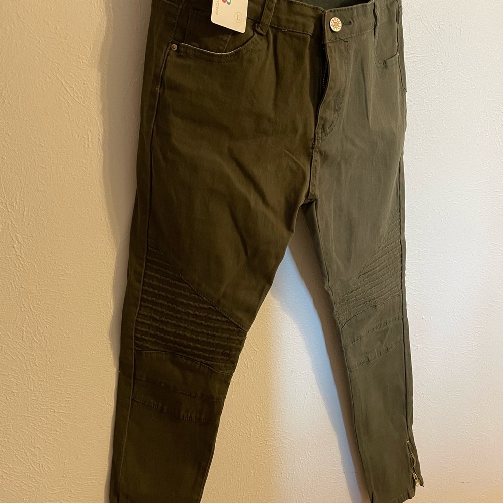 Khaki Chic skinny jeans, cool leg detail and ankle zippers